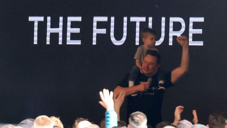 Elon Musk bezoekt Berlijnse Teslafabriek na incident met elektriciteit