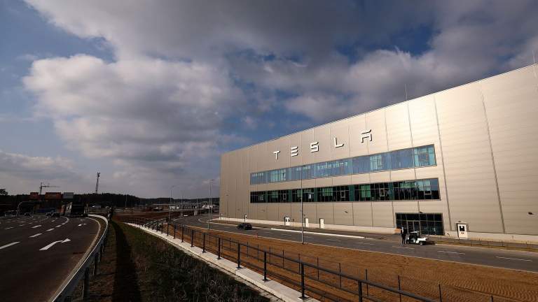 Tesla-fabriek lijdt enorme verliezen door elektriciteitspanne