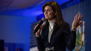 Nikki Haley neemt afscheid: ‘Trump moet nu Republikeinse goedkeuring winnen’