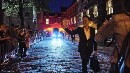 Het Einde van een Tijdperk: Kabinet Gevallen in Politieke Schokgolf
