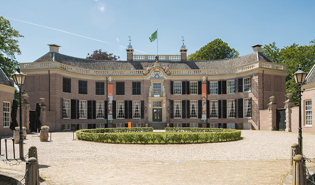 Kasteel Groeneveld - Voorzijde kastee vanaf de brug