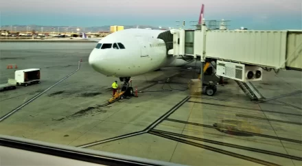 KLM-vlucht maakt voorzorgslanding op Schiphol vanwege onbekende geur; passagiers gecontroleerd