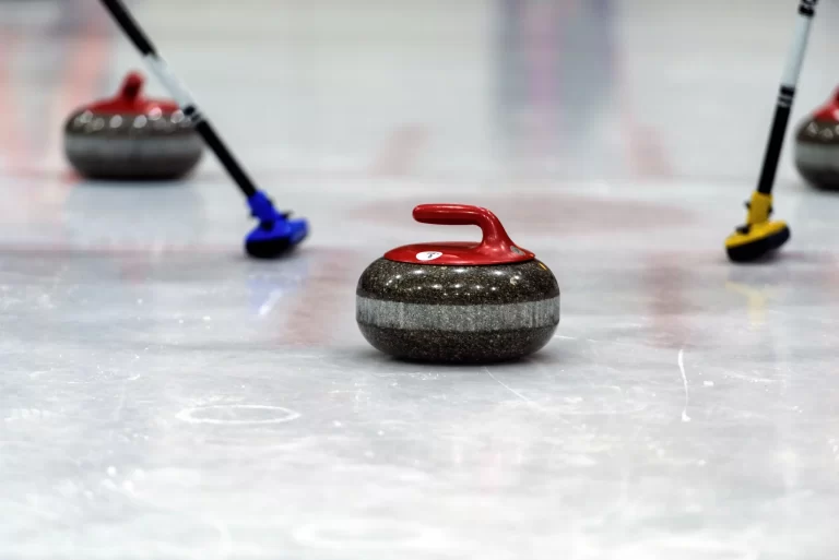 Nederlandse curlingmannen verliezen van Zwitserland, maar WK-hoop blijft levend