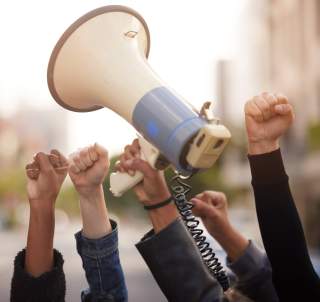 Pro-Palestijnse demonstranten beëindigen actie bij NOS-gebouw in Hilversum