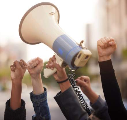 Pro-Palestijnse demonstranten beëindigen actie bij NOS-gebouw in Hilversum