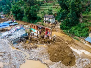 Overstromingen en aardverschuivingen op Sumatra eisen levens; meerdere vermisten