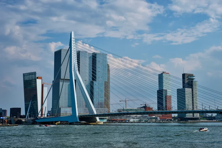 Watertaxi Rotterdam voer te snel bij aanvaring met waterbus