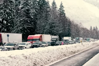 Rijkswaterstaat adviseert om regio Arnhem te vermijden vanwege lange files door winterweer