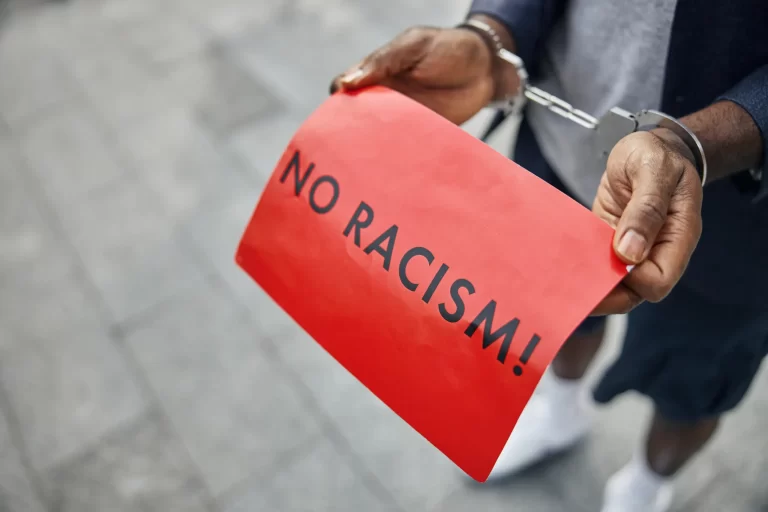 Politie straft medewerkers voor discriminerende en racistische uitingen