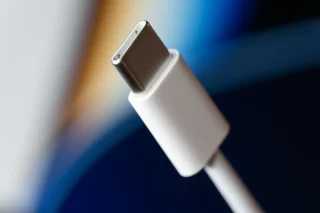 Vanaf Vandaag: Eén Kabel voor Alle Nieuwe Oplaadbare Apparaten