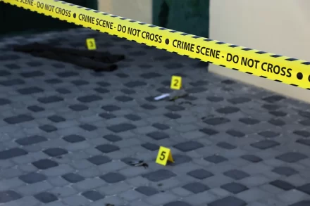 Man overleden na vermoedelijke schotwond in Amsterdam-Oost