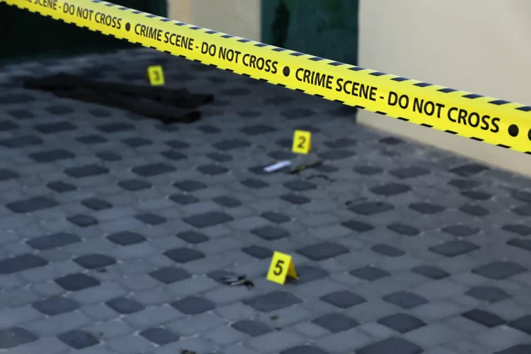 Man overleden na vermoedelijke schotwond in Amsterdam-Oost