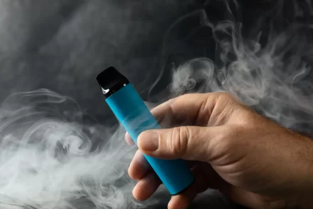 Staatssecretaris roept ouders op: “Pak vapes af en gooi ze weg”