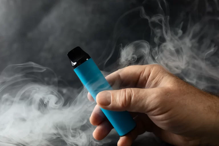 Staatssecretaris roept ouders op: “Pak vapes af en gooi ze weg”