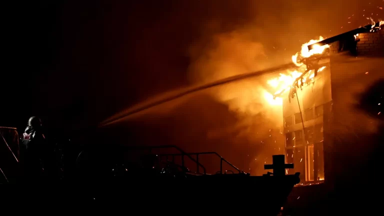 Zeer grote brand verwoest loods in Rijswijk; veestallen ontruimd