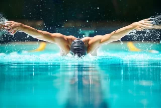 Korstanje scherpt record op vlinderslag aan en plaatst zich voor WK-finale