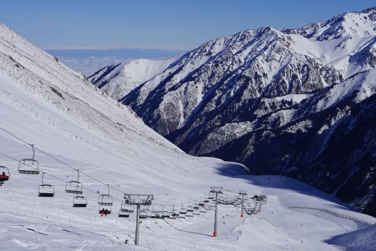 Twaalf mensen omgekomen in Georgisch skioord