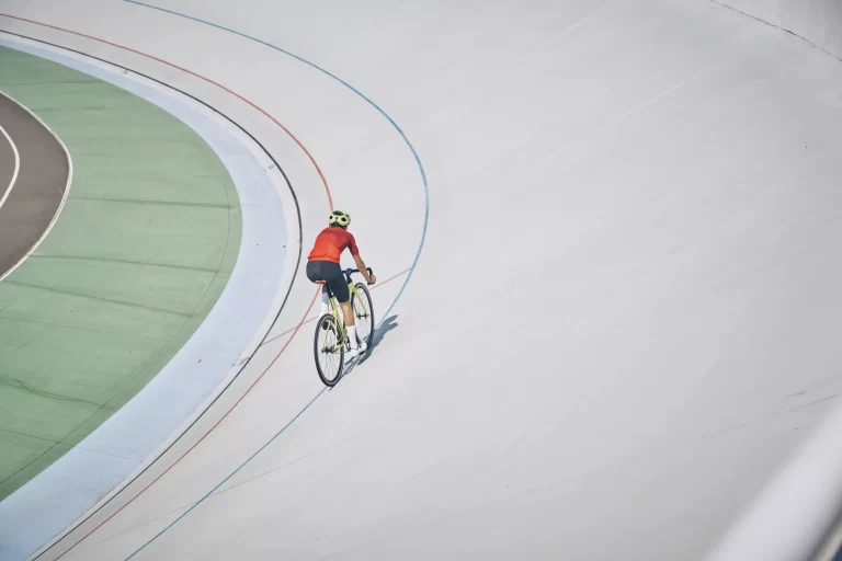 Oud-motorcoureur Espargaró nieuwe ambassadeur bij wielerploeg Lidl-Trek
