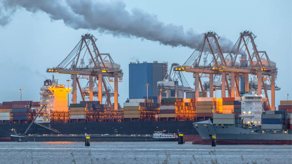 Douane onderschept grote lading gevaarlijk afval in rotterdamse haven