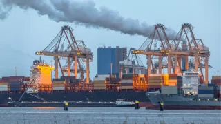 Douane onderschept grote lading gevaarlijk afval in rotterdamse haven