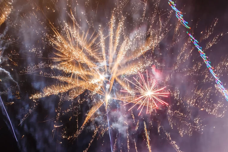 Nieuwjaarsnacht: Oliebollen, Vuurwerk en Incidenten