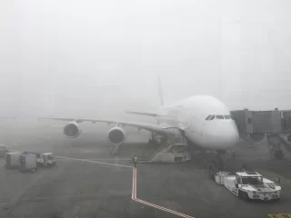 Mist veroorzaakt tientallen geannuleerde vluchten vandaag en morgen