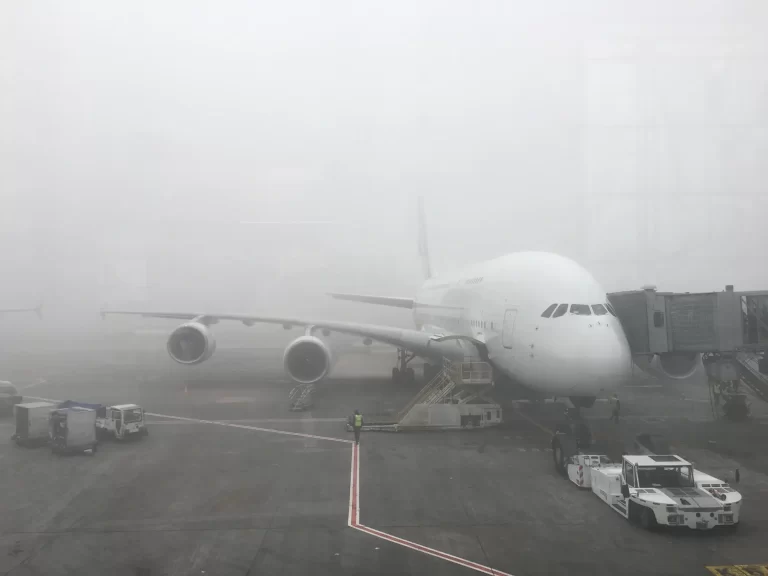 Mist veroorzaakt tientallen geannuleerde vluchten vandaag en morgen