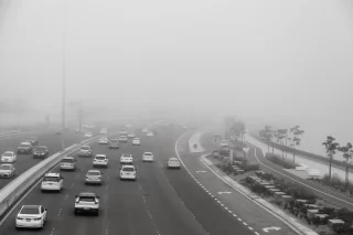 KNMI waarschuwt voor dichte mist: annuleringen en vertragingen