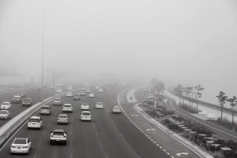 KNMI waarschuwt voor dichte mist: annuleringen en vertragingen