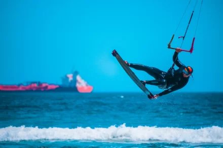 Olympisch kitesurfer redt vrouw tijdens training op Zee