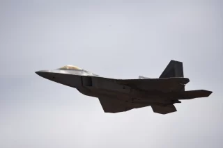 Defensie verwijt KLM overname van piloten
