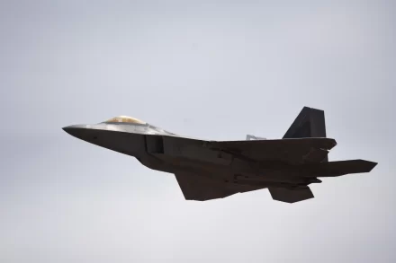 Defensie verwijt KLM overname van piloten
