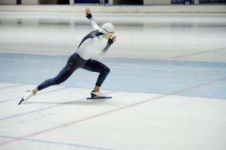 Haasjes wint NK narathonschaatsen met indrukwekkende slotronde