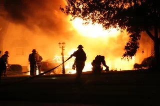 Grote brand verwoest bedrijfspand in hoogvliet
