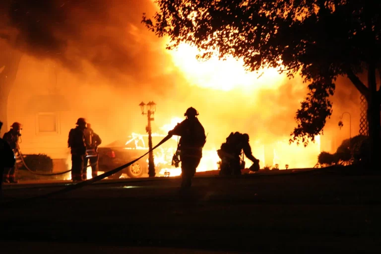 Grote brand verwoest bedrijfspand in hoogvliet