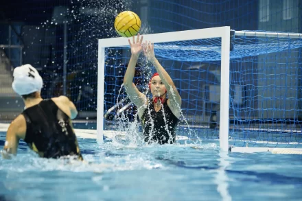 Waterpolosters plaatsen zich voor Superfinale na winst op Italië