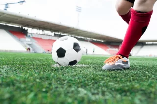 Feyenoord verslaat AC Milan en houdt Champions League-droom levend