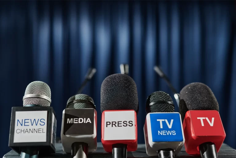 Trump pers media: strijd om taalgebruik en toegang tot het Witte Huis