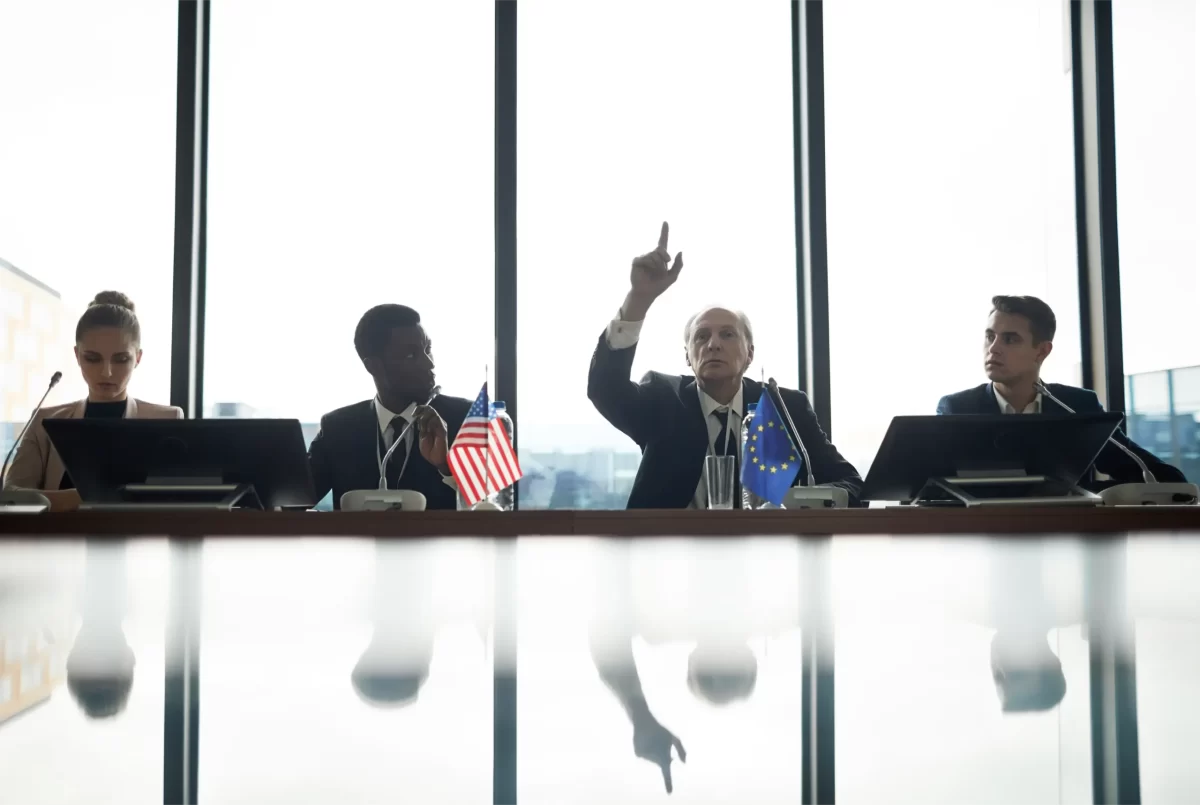 Trump stelt sancties in tegen Internationaal Strafhof na arrestatiebevelen tegen Netanyahu