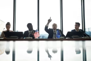 Trump stelt sancties in tegen Internationaal Strafhof na arrestatiebevelen tegen Netanyahu