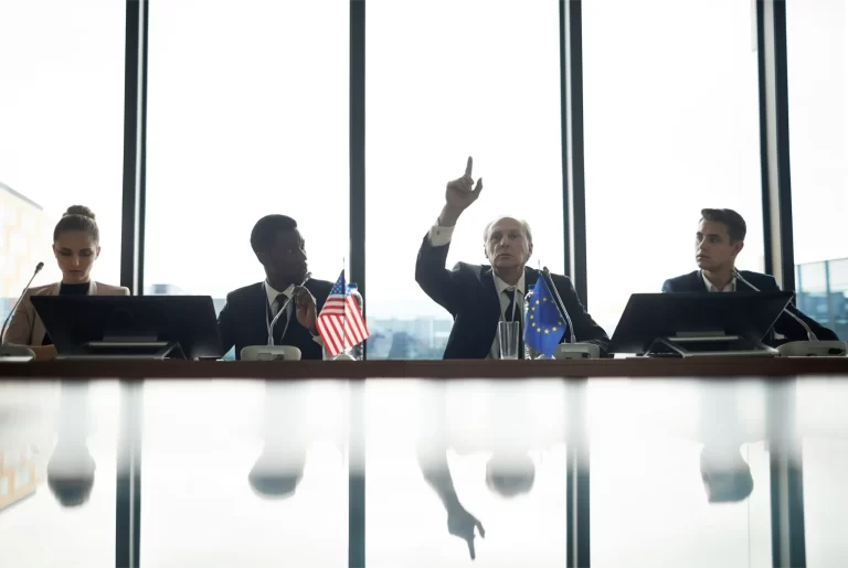 Trump stelt sancties in tegen Internationaal Strafhof na arrestatiebevelen tegen Netanyahu