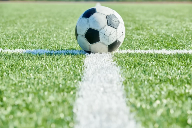United verslaat Leicester met buitenspelgoal en treffer Zirkzee in FA Cup