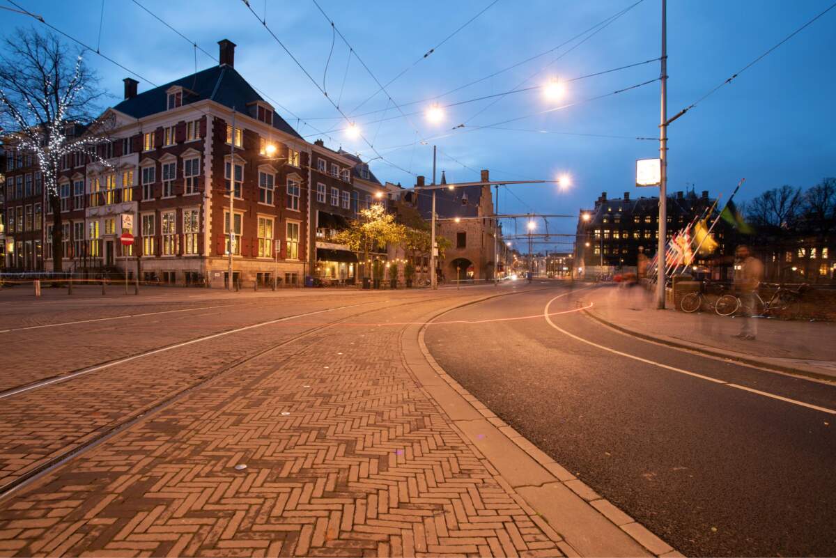 Traditionele bestrating maakt comeback in tuinen van Scheveningen en omgeving