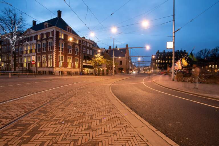 Traditionele bestrating maakt comeback in tuinen van Scheveningen en omgeving